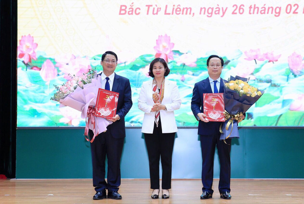 Ban Thường vụ Thành ủy Hà Nội trao quyết định về công tác cán bộ tại 7 Đảng bộ